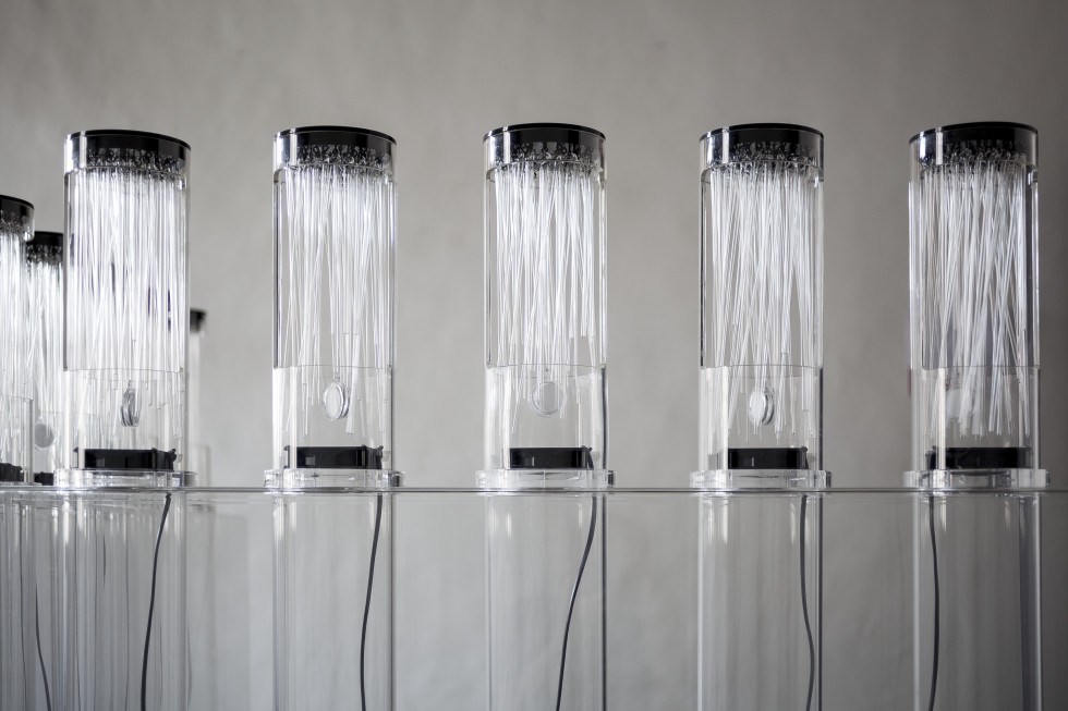 Tamara Repetto, Anosmia installazione multisensoriale sonoro-olfattiva, plexiglas, bacchette di vetro, ventole, cialde olfattive, cavo, sensore, cm 390x140x25, 2012